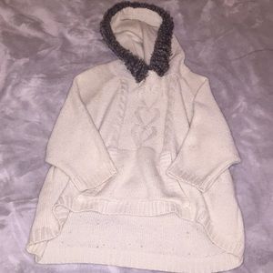 Knitted sweater with hood. Fur trim.